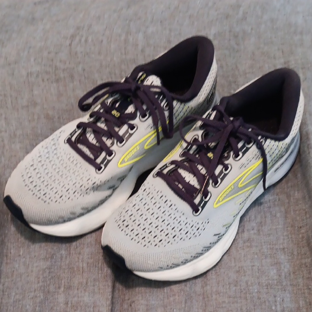 Brooks Women's Gray and Light Green Athletic Shoes